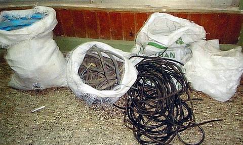 Las bolsas con los cables recuperados (Prensa Policía).