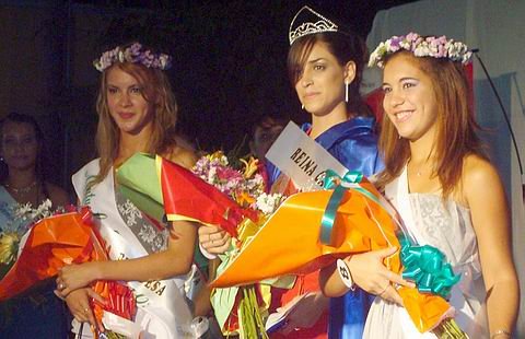 Gisela D´Iorio, nueva reina, junto a sus princesas (Prensa municipalidad).