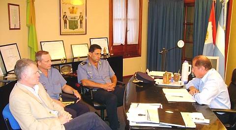 Intendente y autoridades policiales, en el reciente encuentro (Prensa municipalidad).
