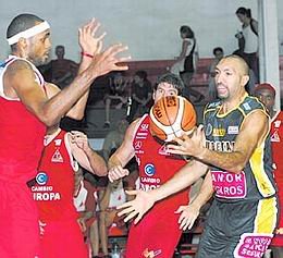 Jorge Benítez tuvo un buen aporte pero no fue suficiente para evitar la caída liberteña (ultimasnoticias).