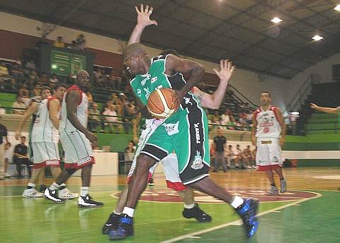 El dueño de los rebotes. Williams bajó 17, la mitad de los rebotes totales del equipo.