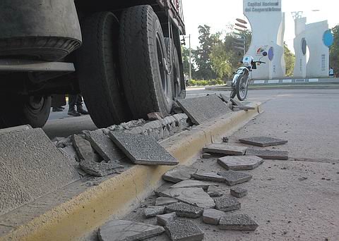 Detalle de la rotura producida por las ruedas. Detalle aparte, la rueda de auxilio del camión, totalmente lisa.