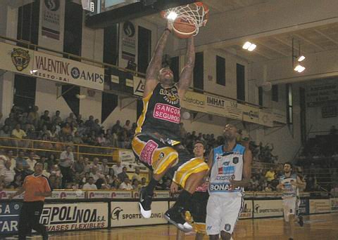 Robinson ingresó de movida y aportó 12 puntos en la victoria aurinegra.