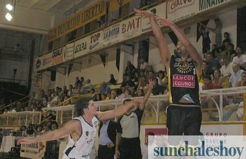 El Chino, garantía de esfuerzo y entrega. Fue el goleador de la noche, con 21 puntos.