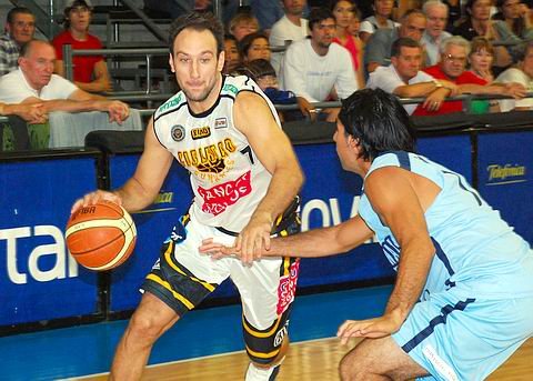 Moldú se cargó de faltas rápidamente pero luego volvió con todo al partido (Fabio Latorre - Prensa Monte Hermoso).