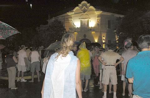 Las banderas argentinas también estuvieron presentes frente al municipio.