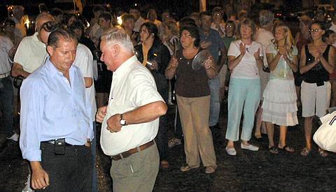 Trinchieri en el cacerolazo dialogó mucho con vecinos y dirigentes.