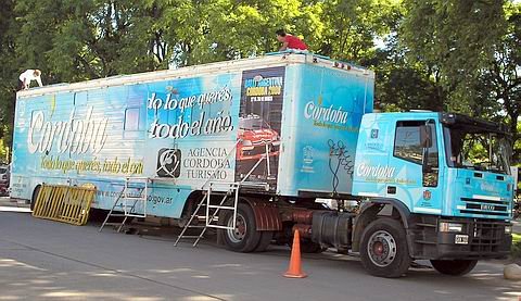 El camión de la agencia Córdoba Turismo, frente a la plaza Libertad.