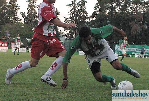 Peleado, luchado, el partido tuvo mucho de eso y poco de fútbol.