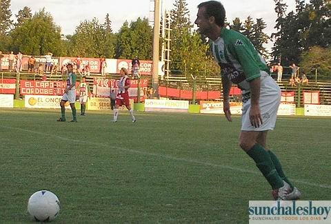 Tosello volvió a ser titular y deleitó con su exquisita pegada.
