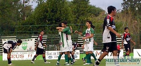 Pasini recibe el abrazo de sus compañeros. Es el dos a cero, segundo de su cuenta personal.