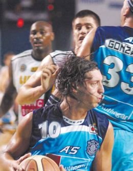Peñarol fue más que Libertad, aunque no pudo sacar una gran diferencia.