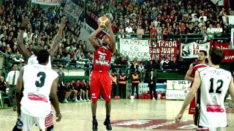 Edwards encestó 30 puntos y fue el dueño de la noche (La Capital de Mar del Plata).