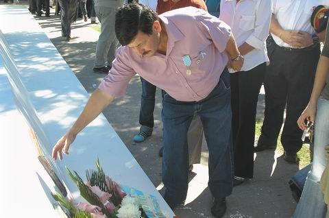 Sergio Durando, único ex combatiente presente, se inclina en la placa conmemorativa.