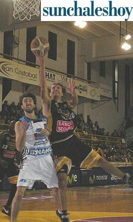 Ginónbili convierte dos de sus 13 puntos. También dio 5 asistencias.