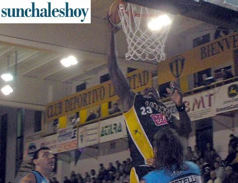 Robert fue pura polenta y le ganó con amplitud el duelo de internos a González, que aquí sólo mira cómo Battle la vuelca.
