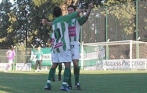 Pasini festeja su tanto, el segundo de Unión. Lo abraza Espínola, que también haría el suyo.