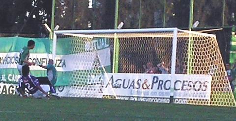 García ya desbordó y tocó para Straqualursi, que convierte su segundo tanto, el cuarto de Unión.