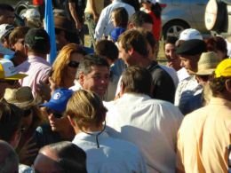 De Angeli con la gente, saludando y atendiendo consultas (Edgardo Porporatto).