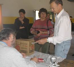 Más de trescientos vecinos del barrio 9 de Julio se acercaron a votar.