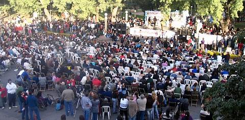 La imagen muestra parte de la gente congregada en la tarde (Prensa municipalidad).