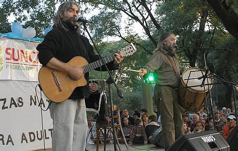 El duo Coplanacu sobre el escenario sunchalense.