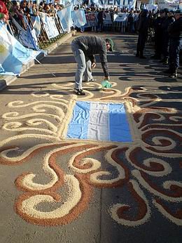 Darío en plena realización de su obra (Darío Carnero).