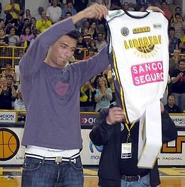 Delfino, camiseta y ovación.