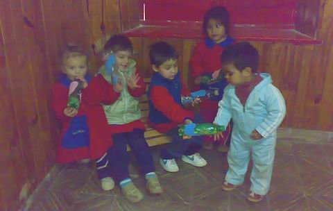 Los pequeños del jardín maternal Diente de Leche en pleno festejo. 