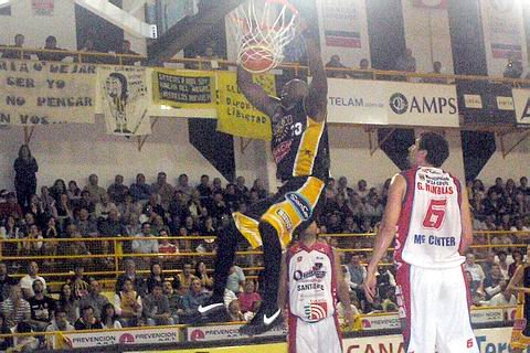 Battle, pura potencia, superó casi siempre a los internos visitantes.