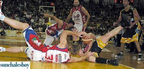 Puro corazón. Pelussi, por el suelo tras una pelota dividida.
