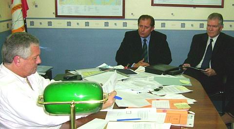 Carlos Iparraguirre reunido con Oscar Trinchieri y Héctor Madoery (prensa municipal).