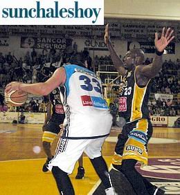 Otra vez la defensa fue clave en la victoria aurinegra.
