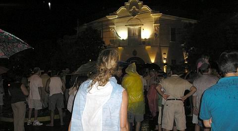 El respaldo de la comunidad, como en el cacerolazo, será fundamental si se decide retomar las protestas (Archivo).