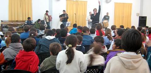 Un momento de la presentación en la escuela Mitri (Prensa Arte más Arte).