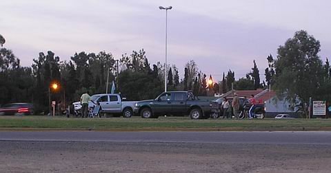 Casi al caer la noche, los productores se retiraron del centro de la rotonda, donde estuvieron horas repartiendo volantes.