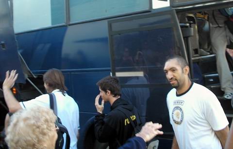 Los jugadores fueron recibidos con cantos y abrazos.