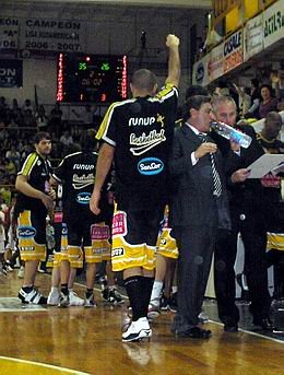 Mariano, puño en alto, en la final que dejó a su equipo como monarca nacional (Archivo).