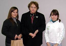 Marina y Estefanía, junto a la funcionaria (Prensa municipalidad).