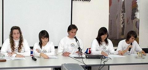 Los alumnos de la comisión de Fecoopes, el viernes, en la presentación de la campaña.