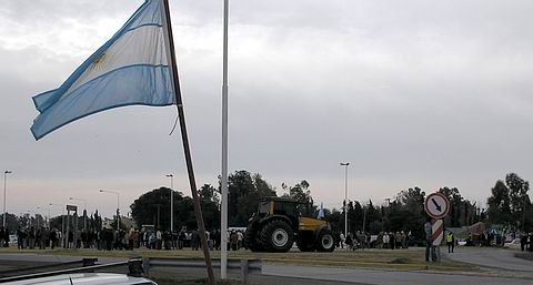 La rotonda estuvo cercada de autos, camionetas, tractores y camiones.