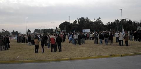 Parte de la gente que de a poco se fue acercando a la convocatoria.