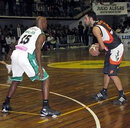 Sepulveda, disputando la semifinal ante Unión, ahora su equipo (Archivo).