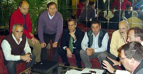 Los asistentes al encuentro con el mediático dirigente (Prensa municipalidad).