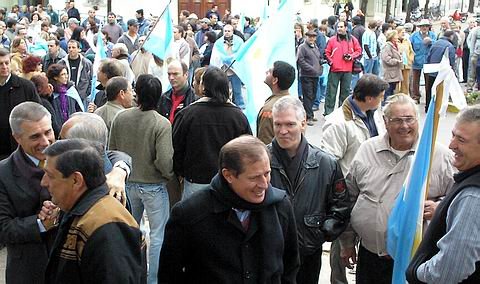 El intendente, saludado por los productores antes de ir al estrado.
