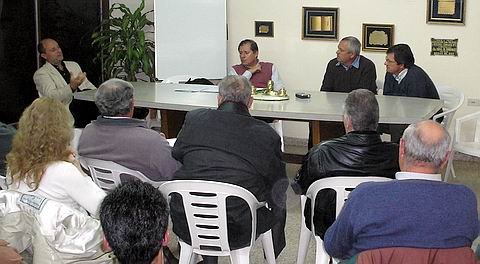 El mandatario, en la Sociedad Rural, escuchado por productores.