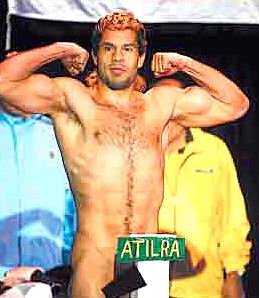 Garay en el momento del pesaje (Olé).