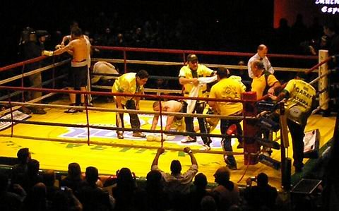 Está en el suelo pero es el campeón. Pigu acaba de terminar la pelea y el fallo unánime confirmaría su corona.