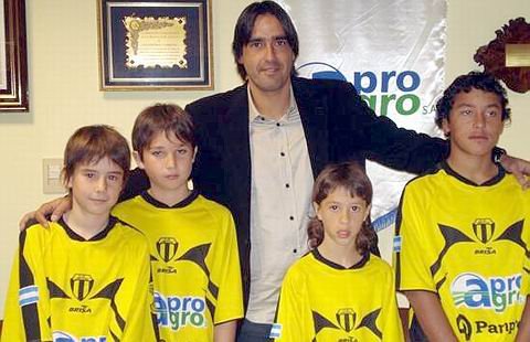 El recuerdo para los pequeños, de Silvani y la indumentaria (Foto: Gentileza prensa Libertad).