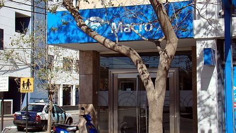 El frente del banco, hoy con custodia policial.